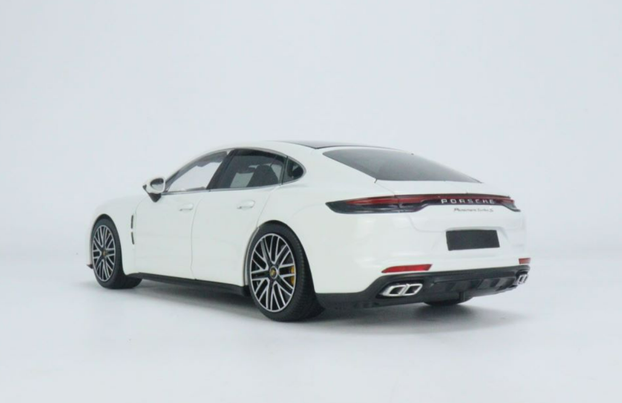 1/18 Minichamps Porsche Panamera Turbo S (Carrera White Metallic) Fully Open Diecast Car Model Limited 500 Pieces