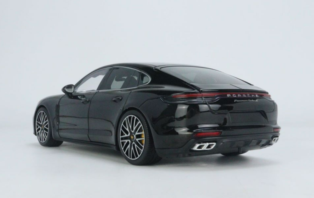 1/18 Minichamps Porsche Panamera Turbo S (Jet Black Metallic 