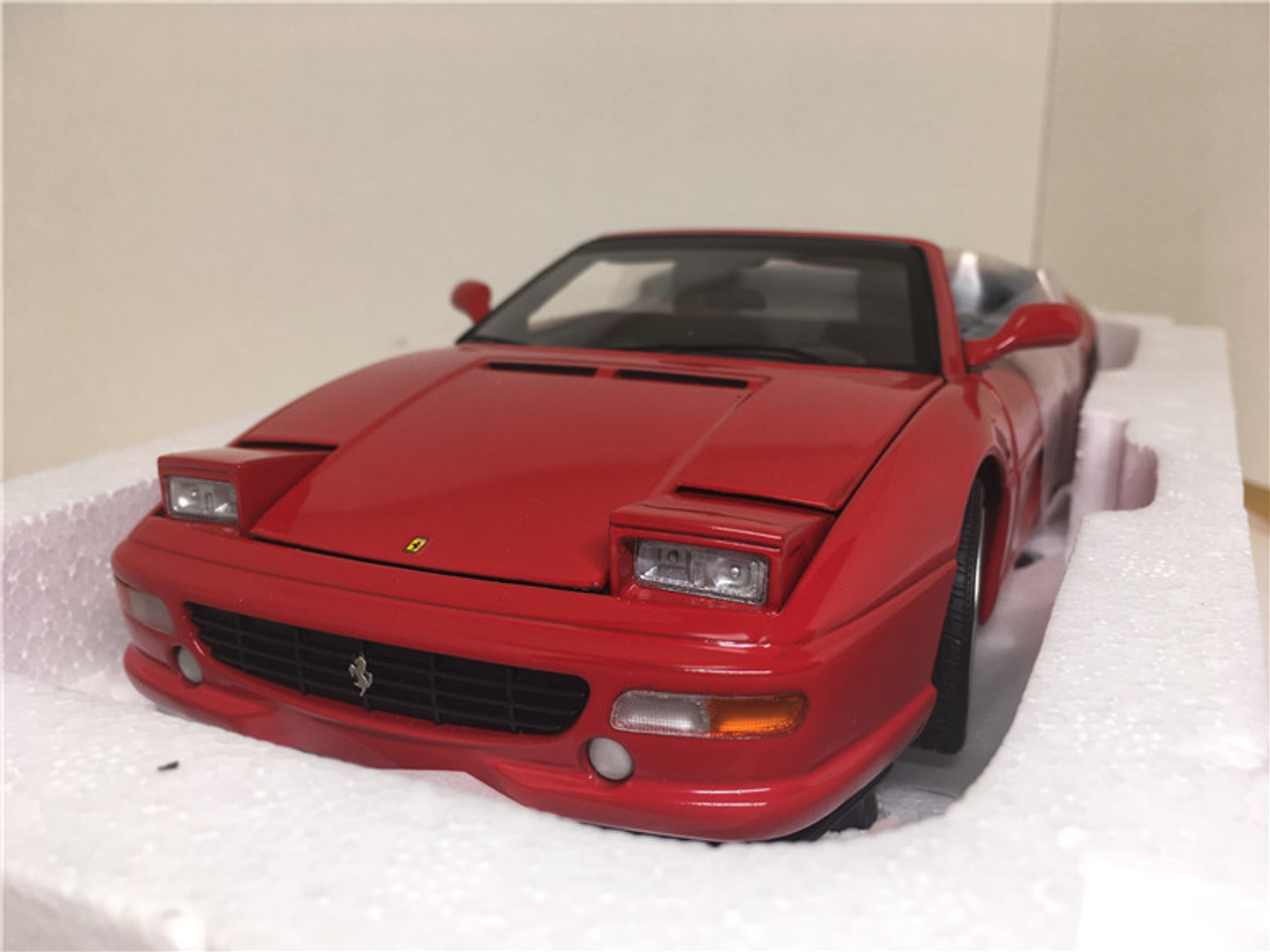 1/18 Hot Wheels Hotwheels Elite Ferrari F355 Berlinetta Spyder (Red)  Diecast Model