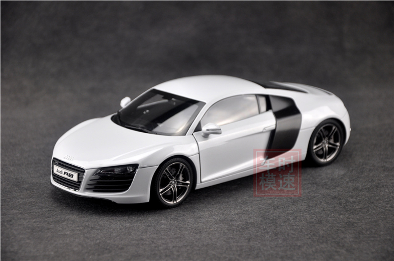 1/18 Kyosho Audi R8 V8 4.2 FSI White (Suzuka Grey) Diecast Model