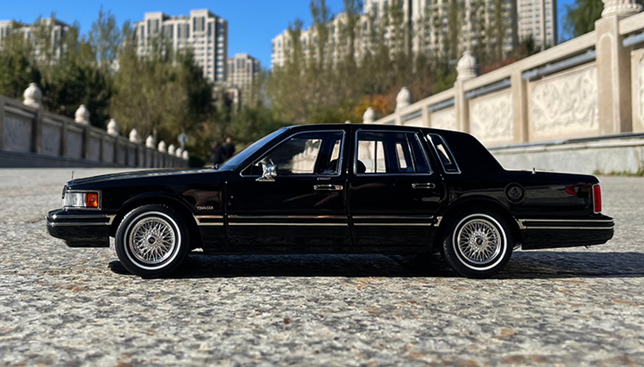 1/18 Dealer Edition 1990 Lincoln Town Car (2nd Generation FN36/116