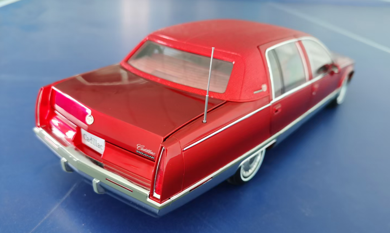 1/18 Dealer Edition 1992-1994 Cadillac Fleetwood Brougham (Bright Red)  Diecast Car Model