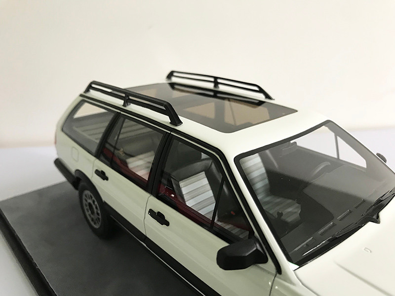 1/18 Dealer Edition Classic 1980-1989 Volkswagen VW Passat Variant