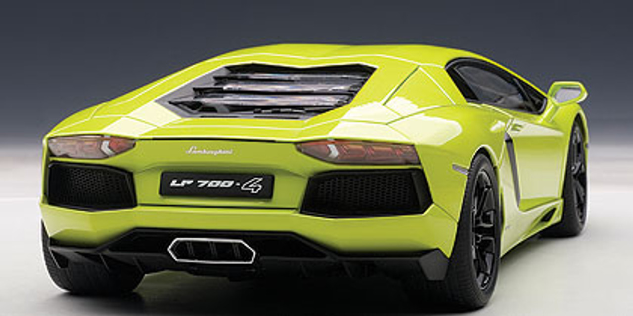 1/18 AUTOart LAMBORGHINI AVENTADOR LP700-4 (VERDE SANDAG/LIGHT GREEN/BLACK WHEELS/BLACK INTERIOR/GREEN CALIPERS) 74668 Diecast Car Model