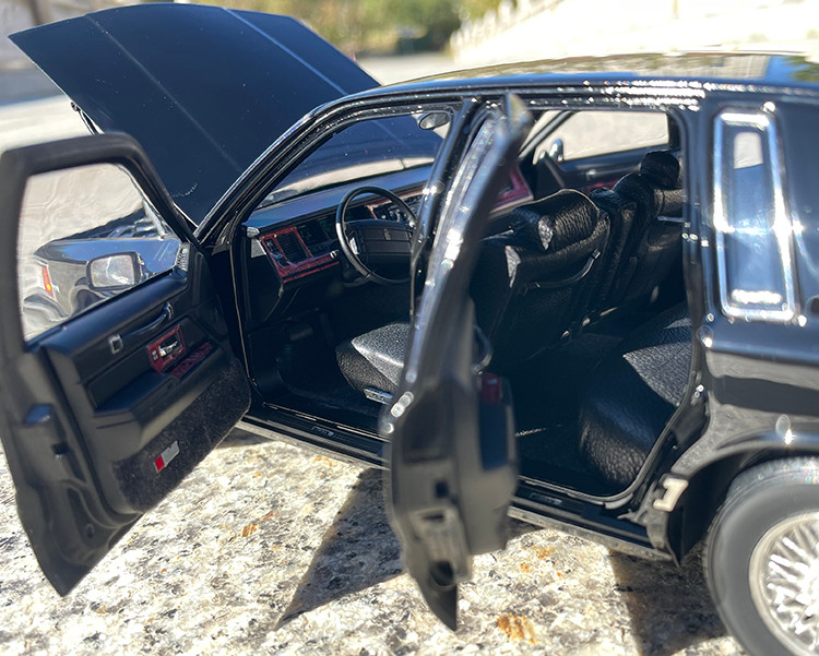 1/18 Dealer Edition 1990 Lincoln Town Car (2nd Generation FN36/116