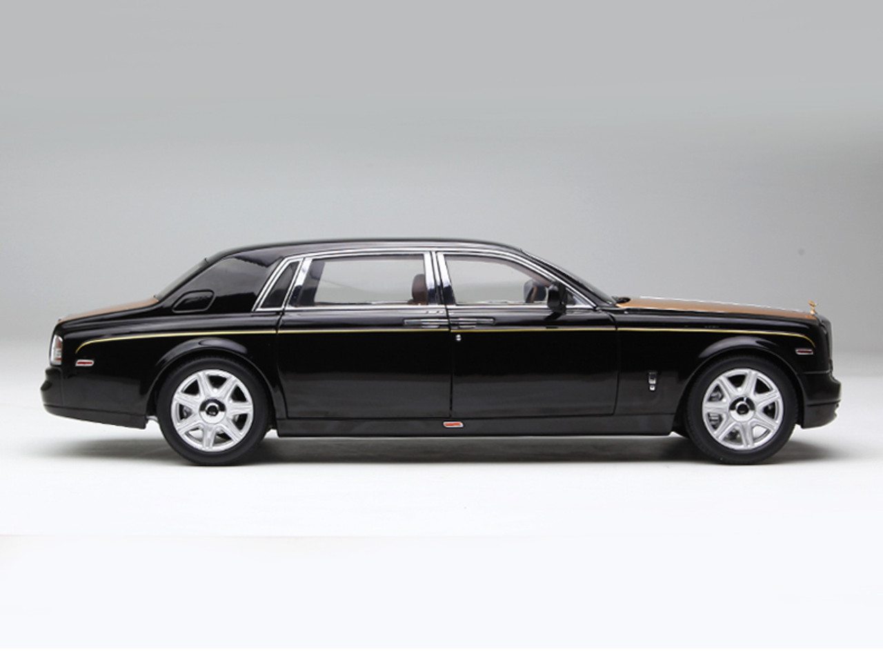 1/18 Kyosho Rolls-Royce Phantom EWB (Black w/ Gold Hood) Diecast Car Model