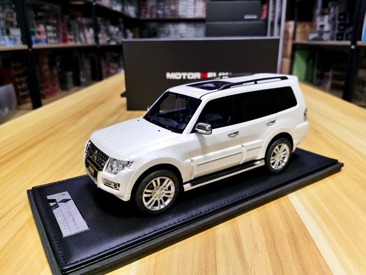 1/18 MH Motorhelix Mitsubishi Pajero V93 Long Wheel Base (White) Resin Car  Model Limited 66 Pieces