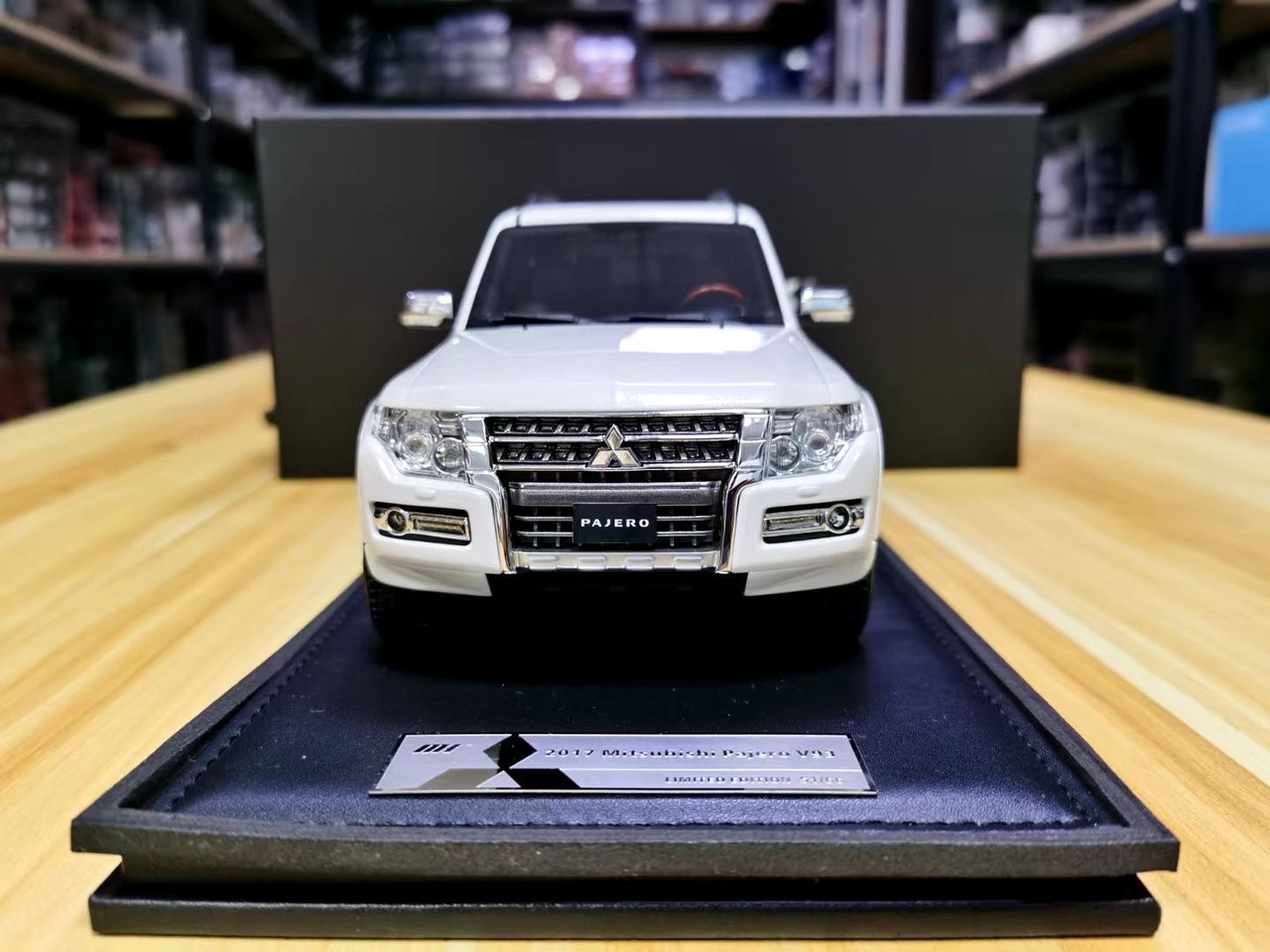 1/18 MH Motorhelix Mitsubishi Pajero V93 Long Wheel Base (White) Resin Car Model Limited 66 Pieces