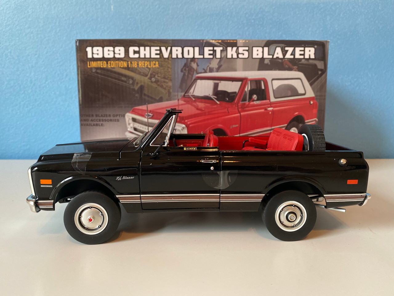 18個セット 1/18 1969 Chevrolet Chevy K5 Blazer (Black) Diecast Car Model