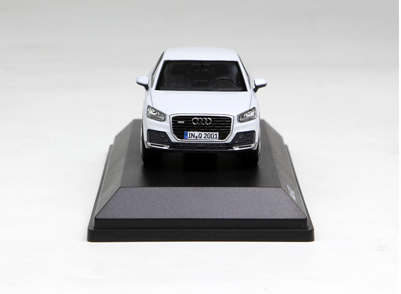 AudiアウディQ2ホワイトミニカー 1：43 1/43 Dealer Edition Audi Q2 (White) Enclosed Diecast Car Model