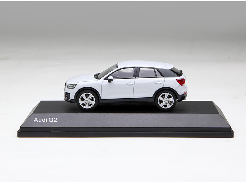 AudiアウディQ2ホワイトミニカー 1：43 1/43 Dealer Edition Audi Q2 (White) Enclosed Diecast Car Model