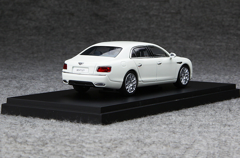 正規品　現行型　BENTLEY Fling spur 1/43 ミニカー 1/43 Kyosho Bentley Continental Flying Spur (White) Enclosed