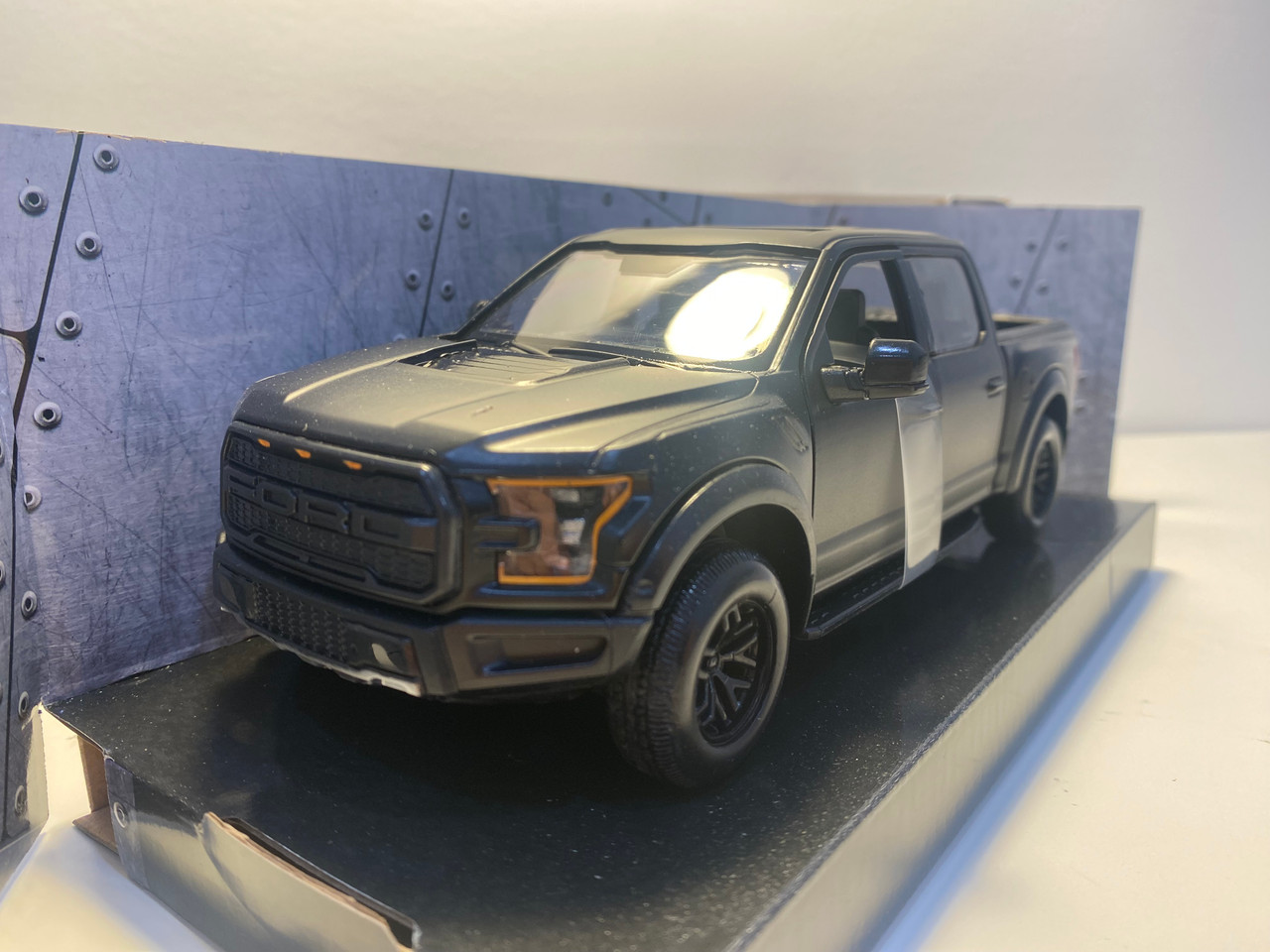 フィギュア 1/24 Motormax 2017 Ford F-150 Raptor Matte Black Diecast Car Model