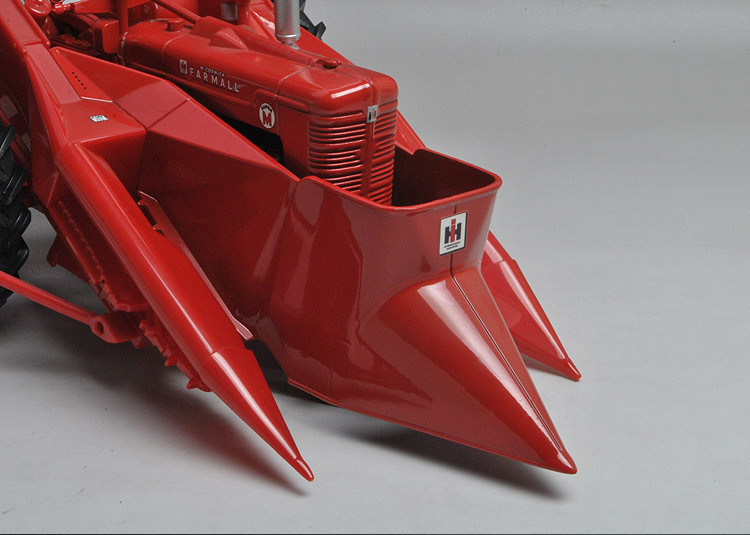 1/16 ERTL Farmall Super M Tractor with Mounted 2MH Corn Picker