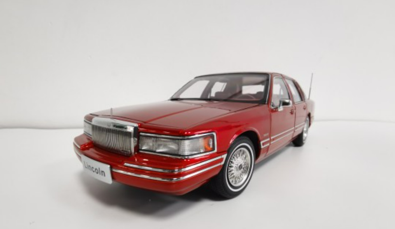 1/18 Dealer Edition 1990 Lincoln Town Car (2nd Generation FN36/116) (Red) Diecast Car Model