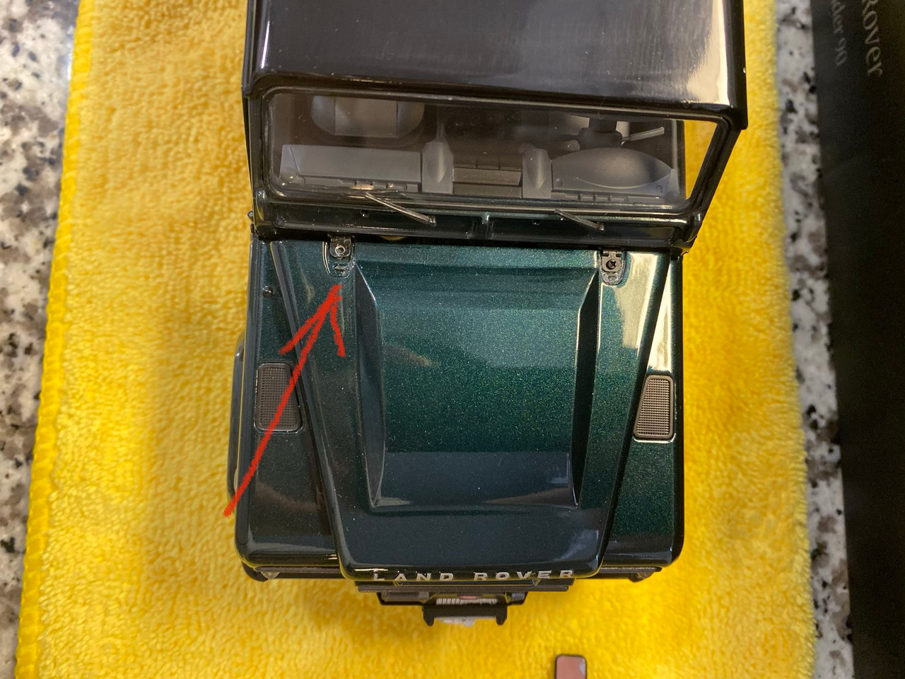 MINOR DAMAGED 1/18 Kyosho Land Rover Defender 90 (Dark Green) Diecast Car Model MINOR DAMAGED 1/18 Kyosho Land Rover Defender 90 (Dark Green) Diecast Car Model