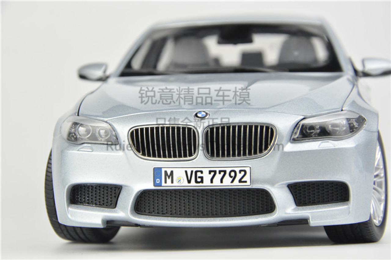 1/18 Dealer Edition BMW F10 M5 (2012-2016) (Silver) Diecast Car Model