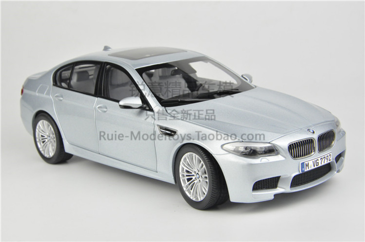 1/18 Dealer Edition BMW F10 M5 (2012-2016) (Silver) Diecast Car Model