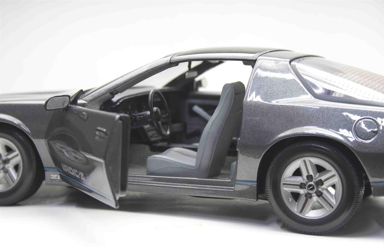 1/18 Sunstar 1985 Chevrolet Chevy Camaro IROC-Z-(Medium Gray
