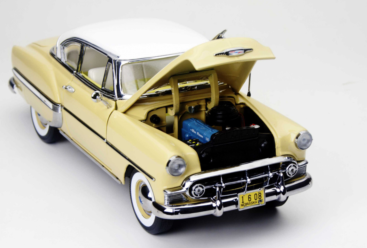 1/18 Sunstar 1953 Chevrolet Bel Air Hard Top Coupe (Yellow