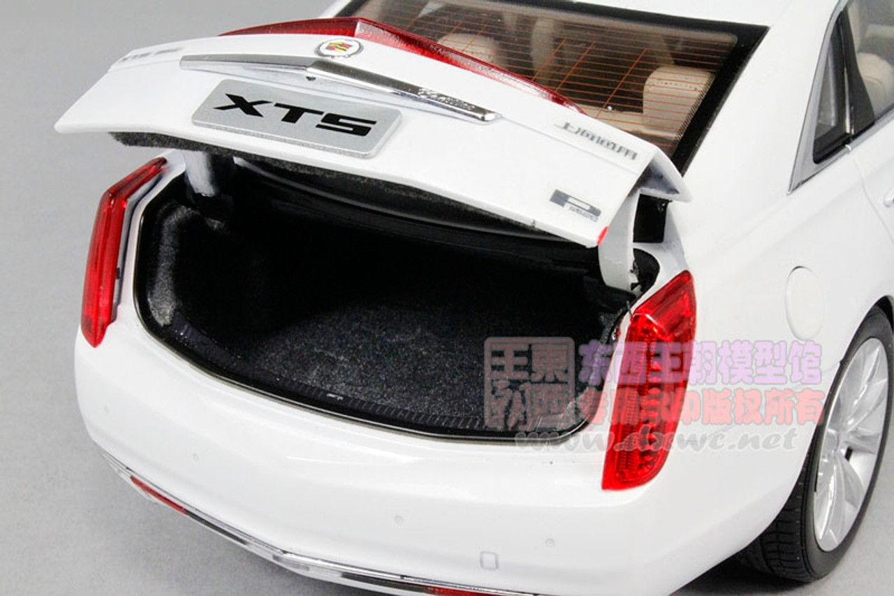1/18 Dealer Edition Cadillac XTS (White) Diecast Car Model