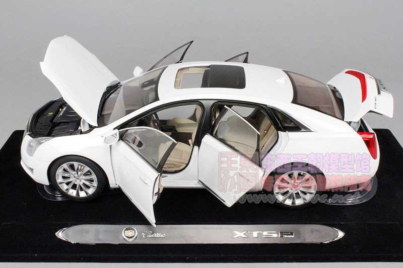 1/18 Dealer Edition Cadillac XTS (White) Diecast Car Model