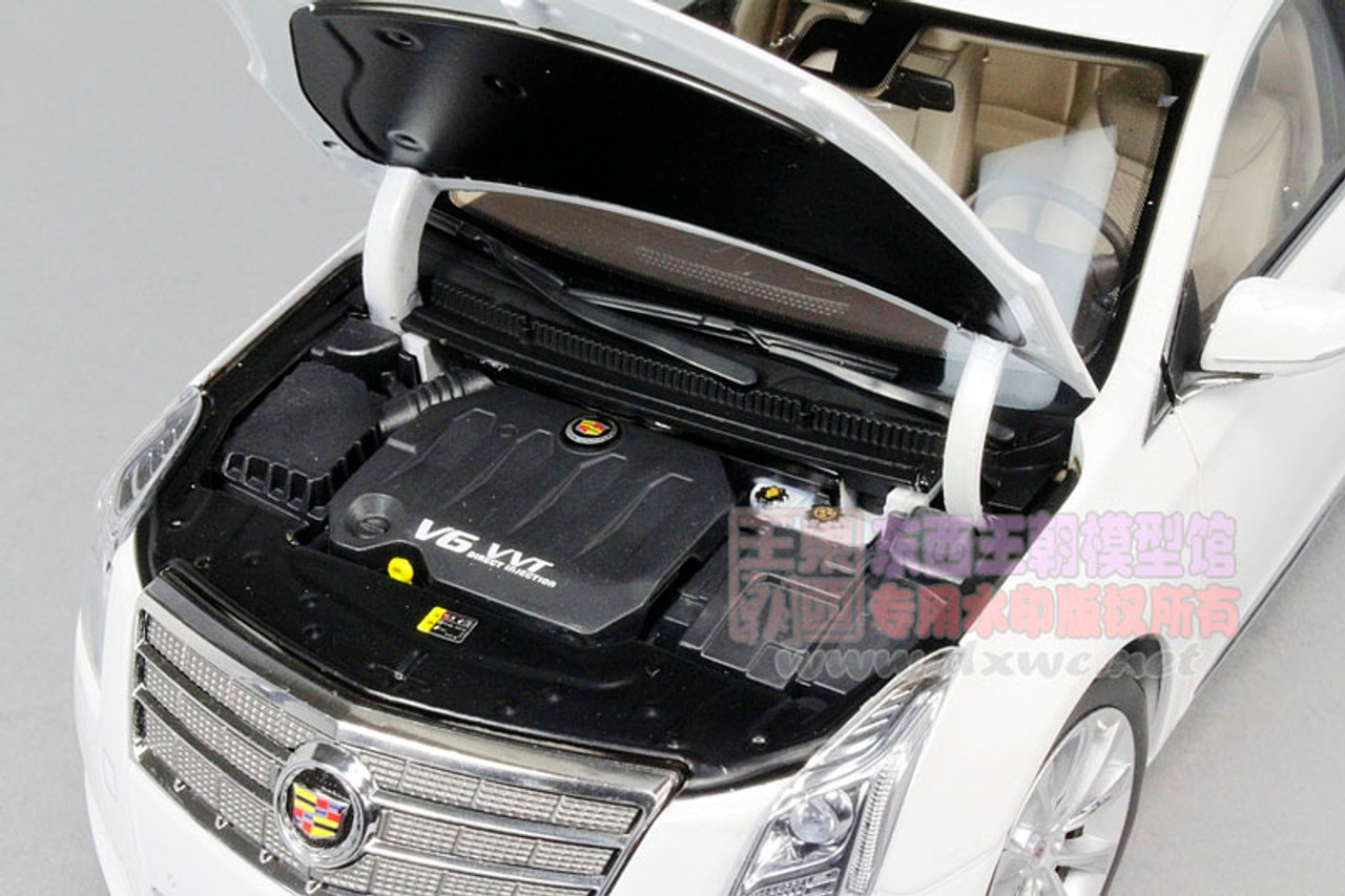 102-005 1/18 キャデラック Cadillac XTS グレー 1/18 Dealer Edition Cadillac XTS (Grey) Diecast Car Model