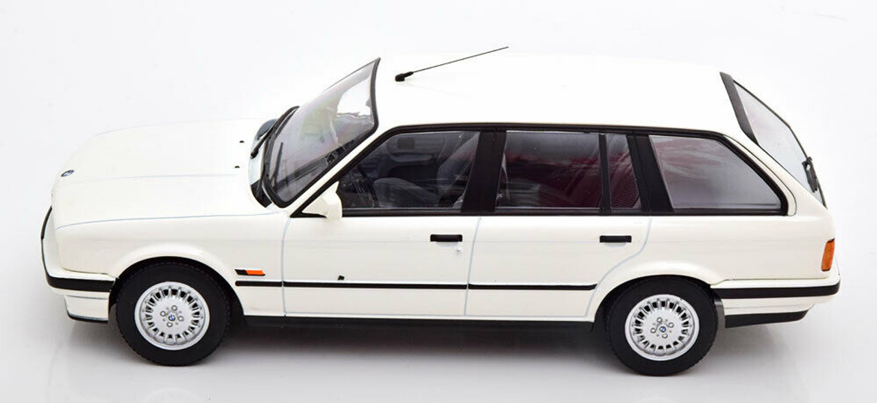 1/18 1992 BMW 325i (E30) Touring (White) Car Model