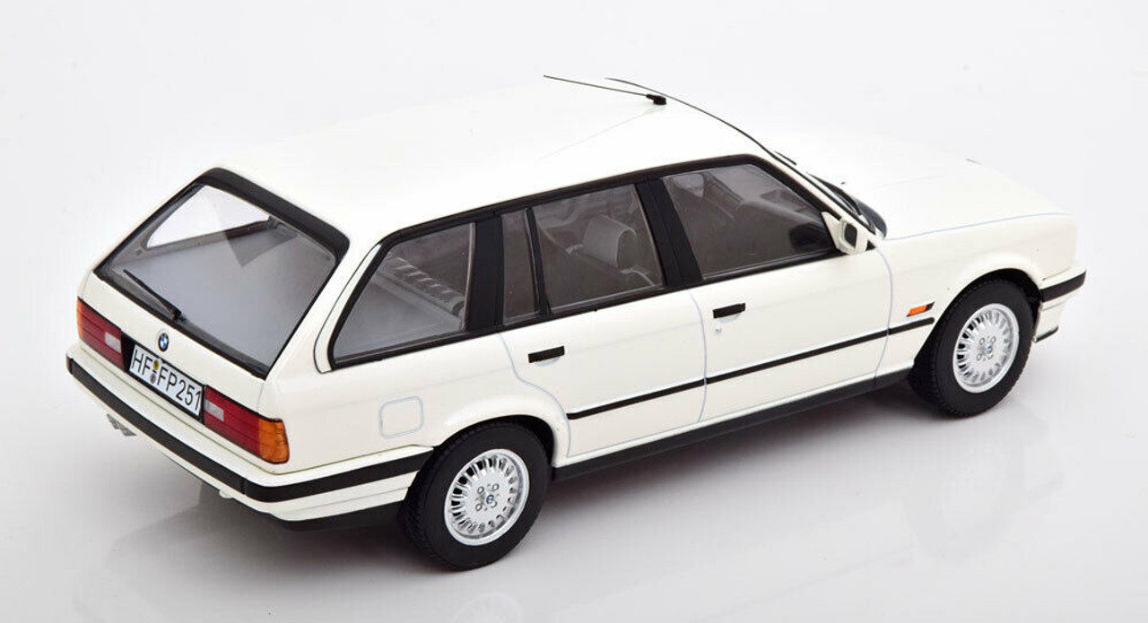 1/18 1992 BMW 325i (E30) Touring (White) Car Model