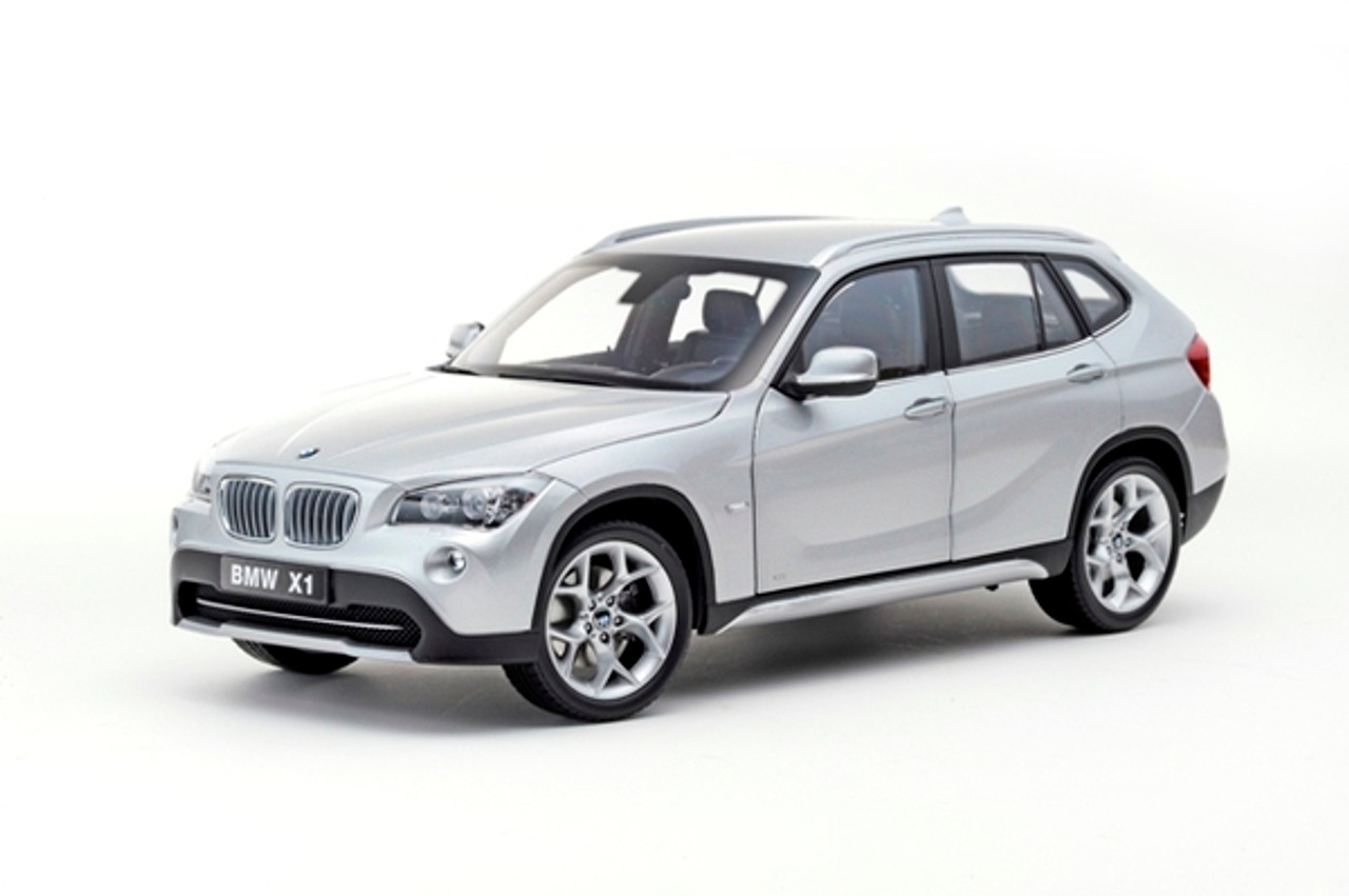 直販入荷特注品 BMW X1 1/18 ミニカー アルピンホワイト ミニカー