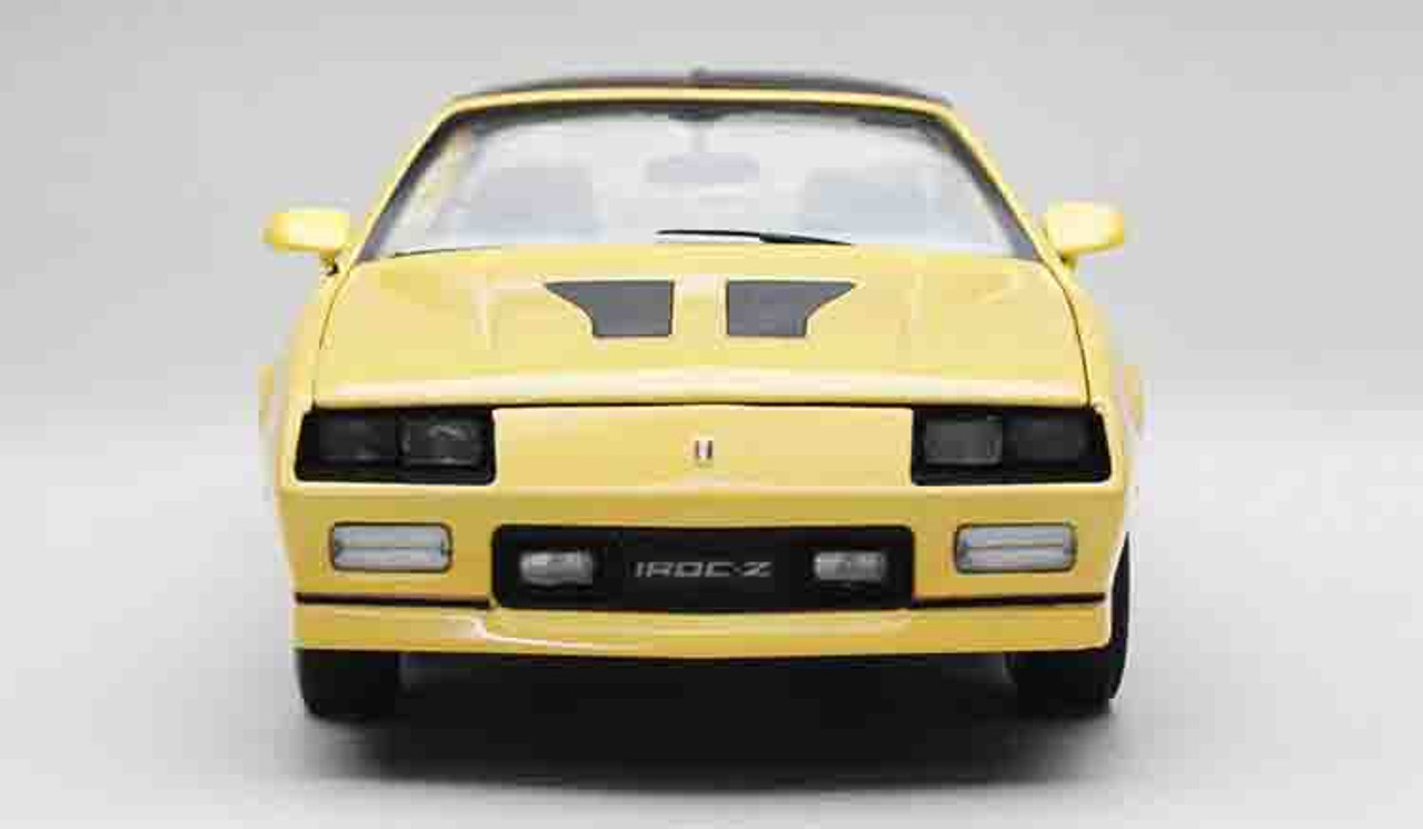 1/18 Sunstar 1985 Chevrolet Camaro IROC-Z (Yellow Gold) 1985 Camaro Ad Car Diecast Car Model