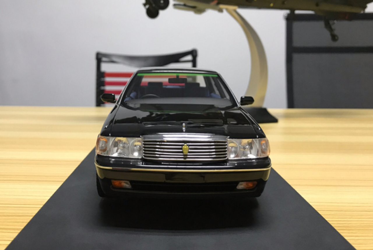 1/18 Dealer Edition Toyota Crown 133 (Black) Enclosed Resin Car Model