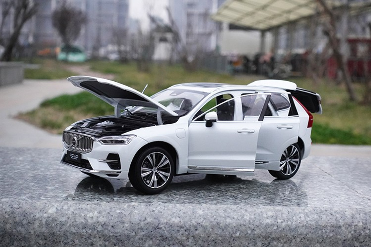 1/18 Dealer Edition 2022 Volvo XC60 Recharge (White) Diecast Car Model