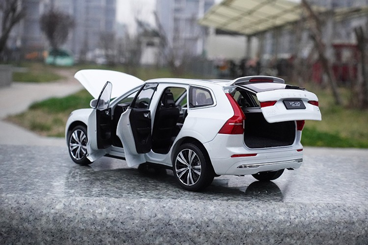 1/18 Dealer Edition 2022 Volvo XC60 Recharge (White) Diecast Car Model