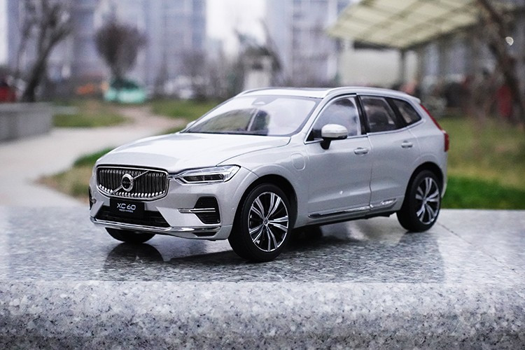 1/18 Dealer Edition 2022 Volvo XC60 Recharge (Silver) Diecast Car