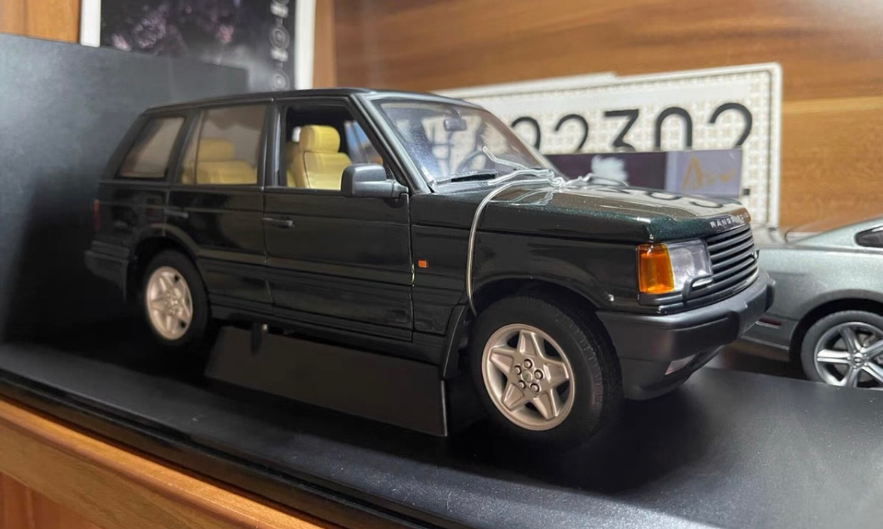 1/18 AUTOart Land Rover Range Rover 4.6 HSE (RHD) (Metallic Green) Diecast  Car Model