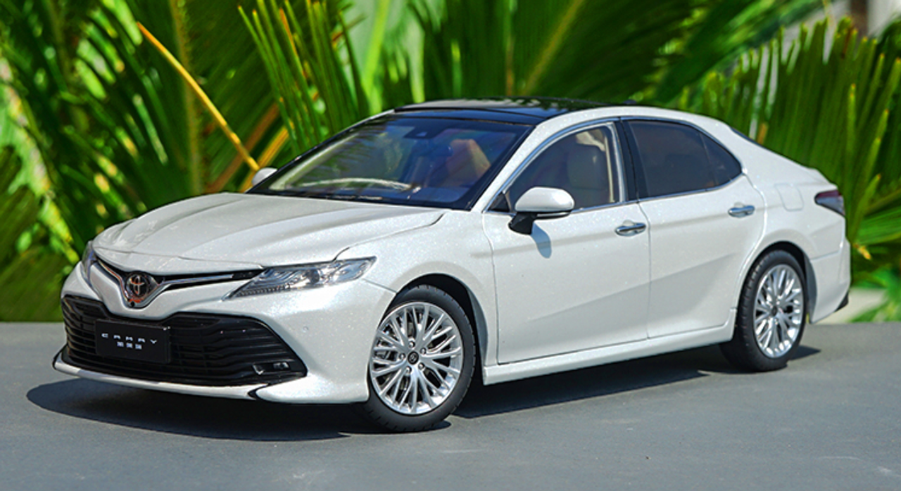 1/18 Dealer Edition 2018 Toyota Camry LE XLE (White) Diecast Car Model