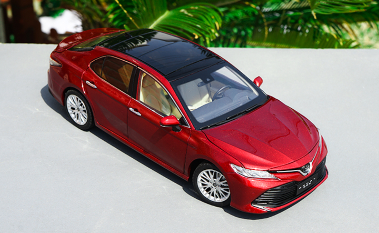 1/18 Dealer Edition 2018 Toyota Camry LE XLE (Red) Diecast Car Model