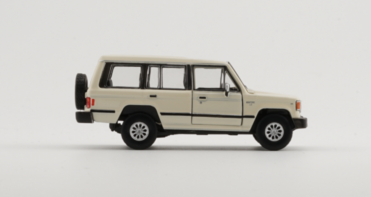  1/64 BM Creations Mitsubishi 1st Gen Pajero 1983 - Ivory w/stripe Diecast 2 door open （Including Awning Tent & Extra Set of Wheels）