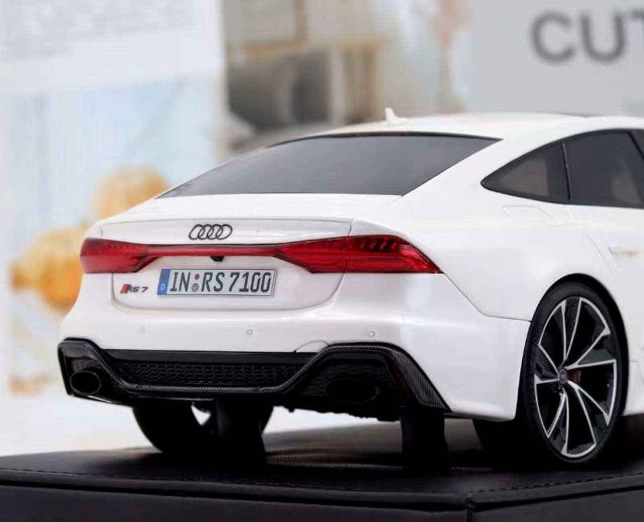 1/18 Motorhelix 2020 Audi RS7 C8 Sportback (Pearl White) Resin Car Model Limited 99 Pieces