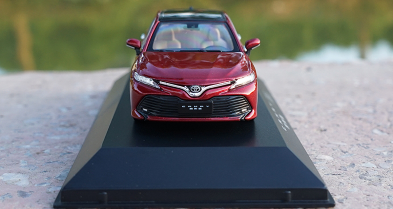 1/43 Dealer Edition 8th Generation 2018 Toyota Camry L LE XLE (Red) Diecast Car Model