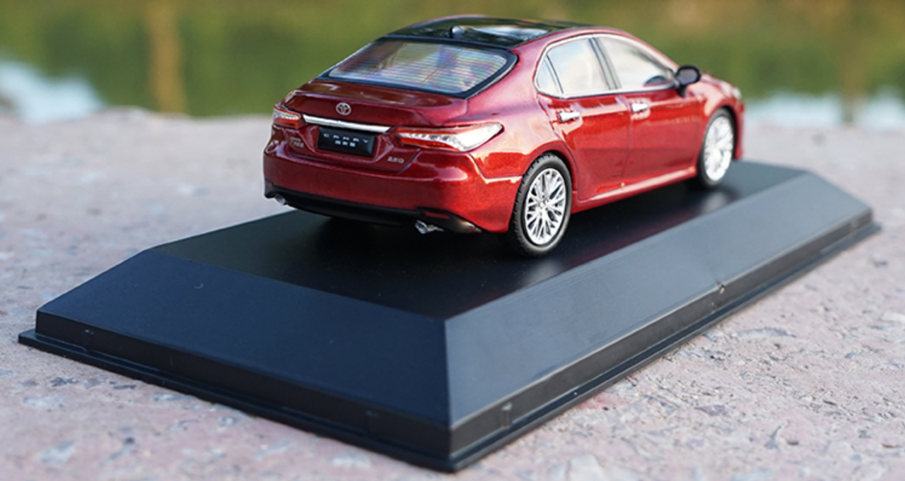 1/43 Dealer Edition 8th Generation 2018 Toyota Camry L LE XLE (Red) Diecast Car Model