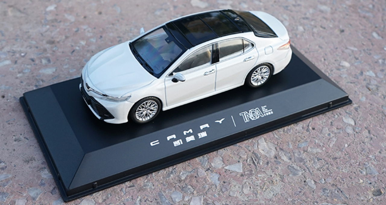 1/43 Dealer Edition 8th Generation 2018 Toyota Camry L LE XLE (White) Diecast Car Model