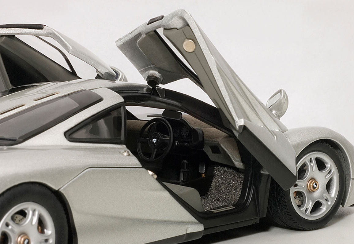 Make Up McLaren F1 Road Car Grand Prix Red 1/18. EML073B