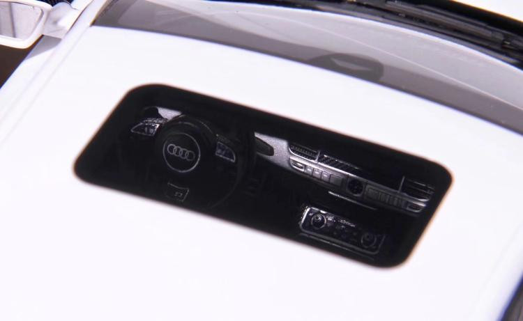 1/18 MOTORHELIX 2017 Audi S8 Plus (White) Enclosed Resin Model