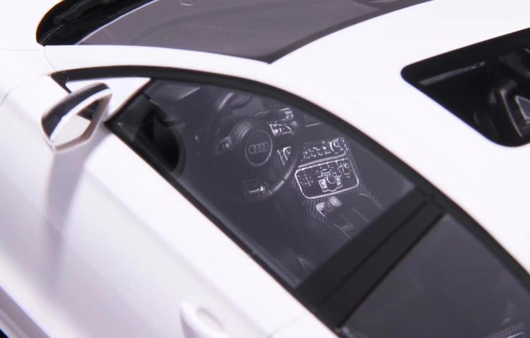 1/18 MOTORHELIX 2017 Audi S8 Plus (White) Enclosed Resin Model
