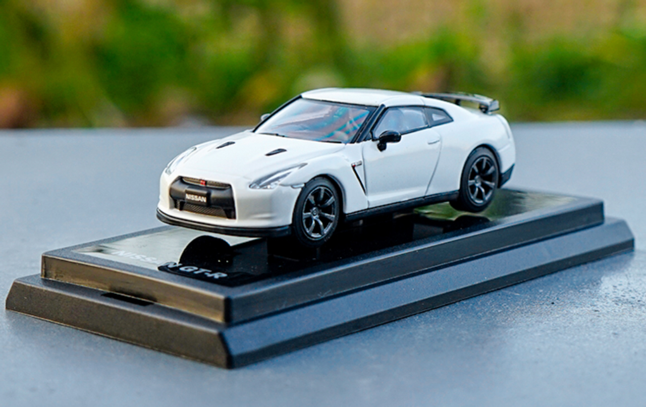 1/64 Dealer Edition Nissan GT-R GTR (White) Diecast Car Model