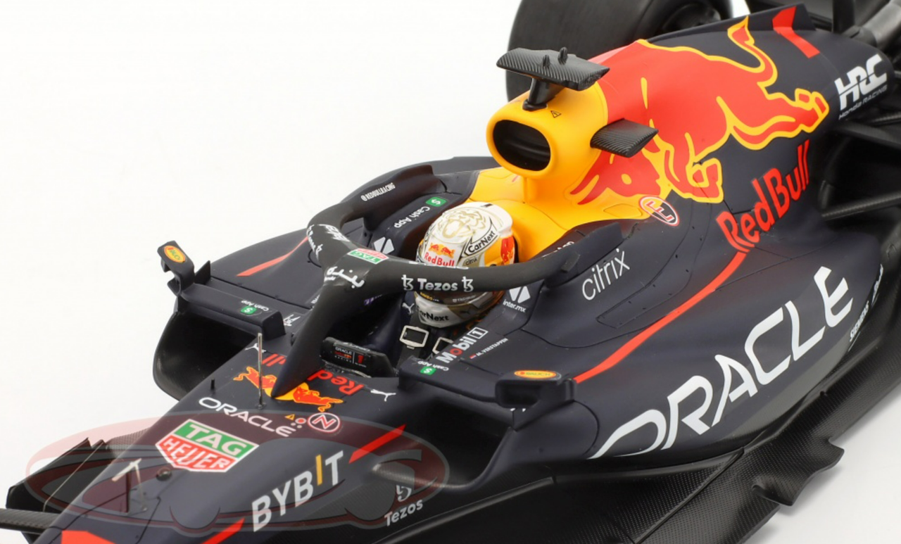 1/18 Spark 2022 Formula 1 Oracle Red Bull Racing RB18 No.1 Oracle Red Bull Racing Winner Saudi Arabian GP Max Verstappen With Pit Board Car Model