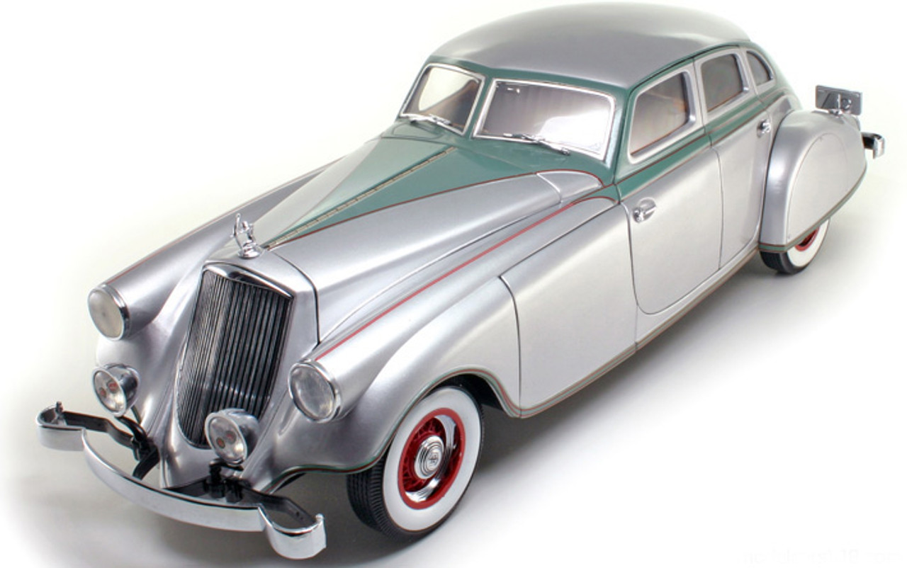 1933 Pierce Arrow Silver 1/18 Diecast Model Car by Signature Models