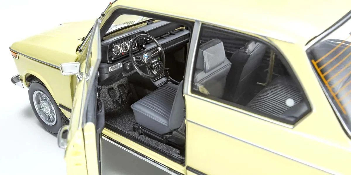 1/18 Kyosho BMW 2002 tii (Beige) Diecast Car Model
